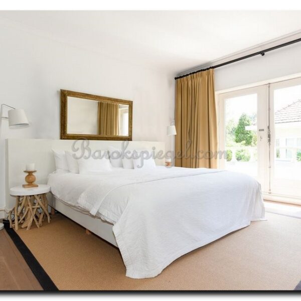 Grote spiegel boven bed in slaapkamer