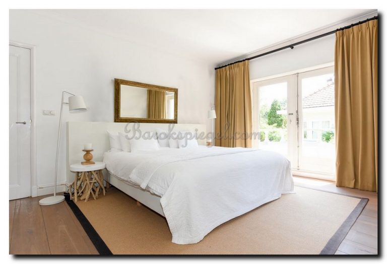 Grote spiegel boven bed in slaapkamer